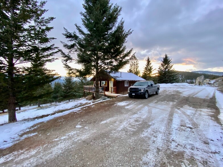 Plenty of parking - 1150 Hidden Ranch Rd