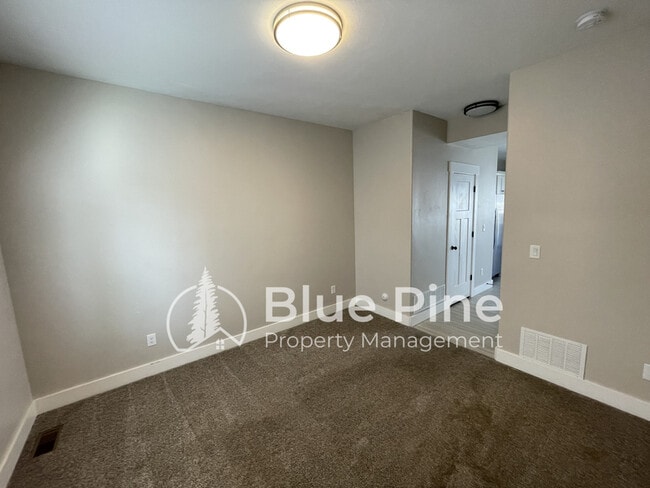 Building Photo - 700 S Saturn Ave