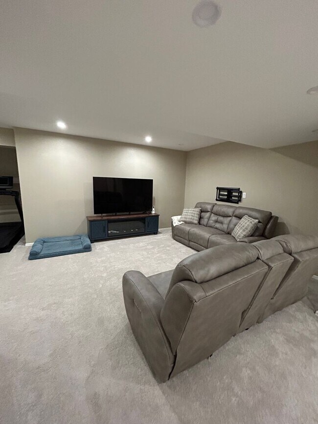 Building Photo - Spacious 5-Bed, 5-Bath Home in Erie’s Sunwest North Community