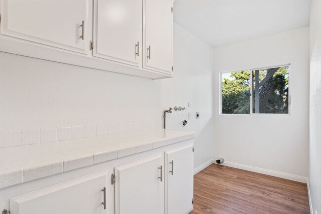 Building Photo - 11000 Meadow Glen Way E