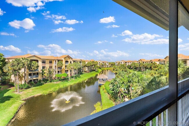 Building Photo - 700 Uno Lago Dr