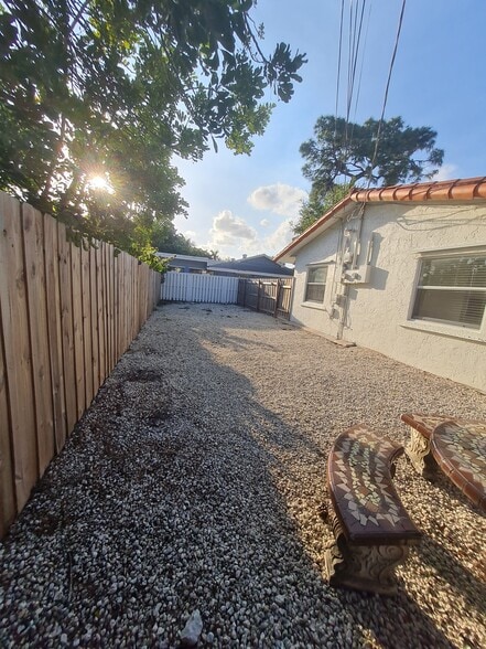 Private backyard - 970 NE 40th St