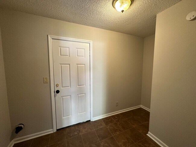 Building Photo - 2825 Shenandoah Dr