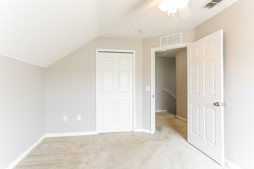 Building Photo - 24922 Oakhaven Ct