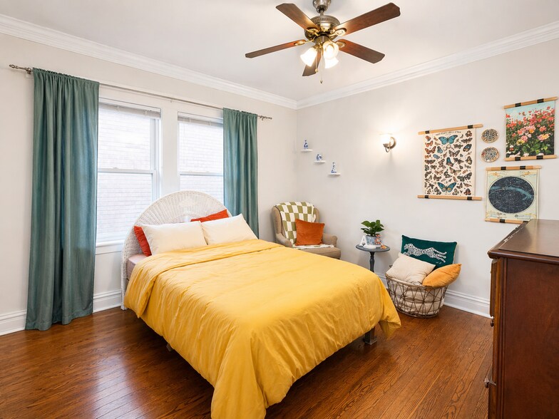 Building Photo - 2467 N Clark St