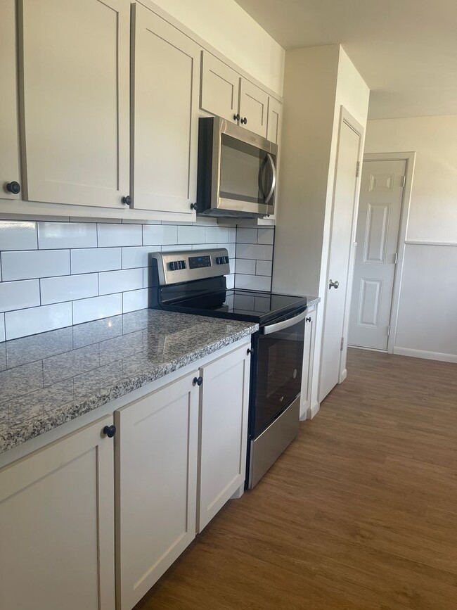 Building Photo - Pre-leasing for Fall! Adorable Remodeled House in Prime Location!