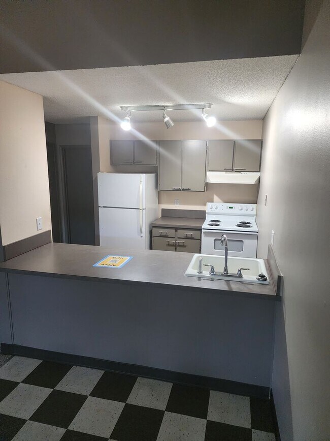 Building Photo - 7002-7140-7140 N Alta Ave