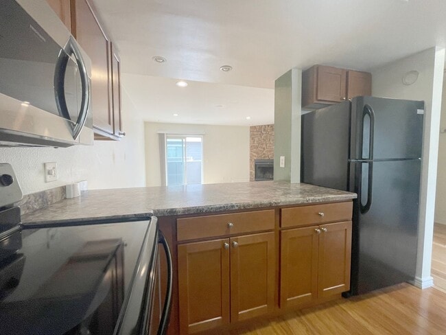 Building Photo - 2 bedroom master suites,2 bathrooms! 1 car...