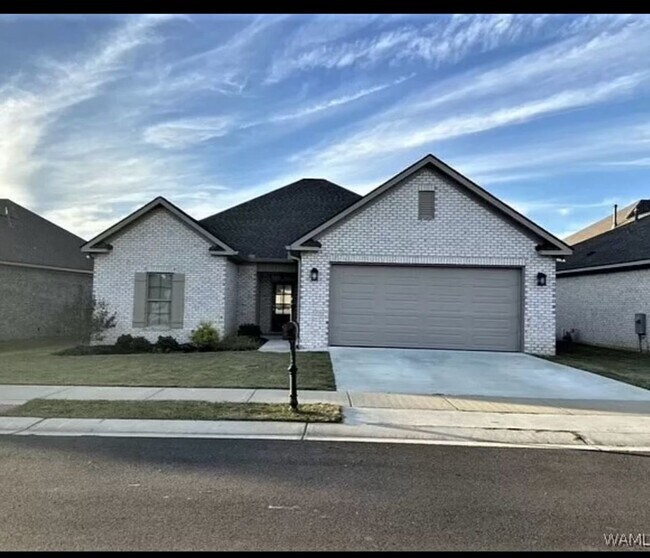 Building Photo - Beautiful 3 Bed 2 Bath Available this Fall!