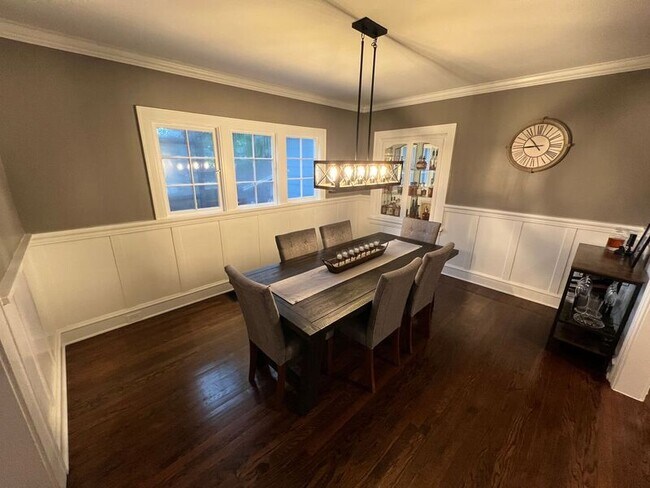 Building Photo - 616 W 63rd St