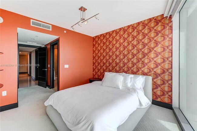 Building Photo - 17001 Collins Ave