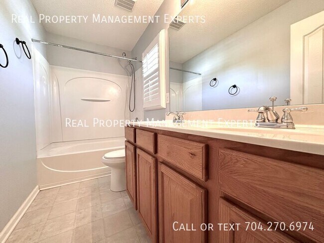 Building Photo - 10834 Glenluce Ave