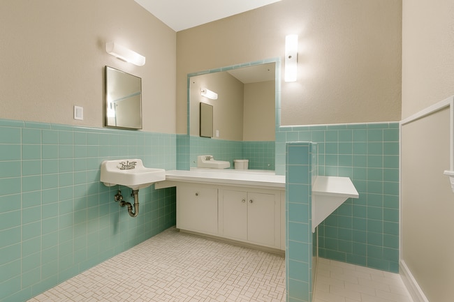 Building Photo - 1006 1/2 W 22nd St