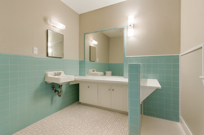 Building Photo - 1115 W 22nd St