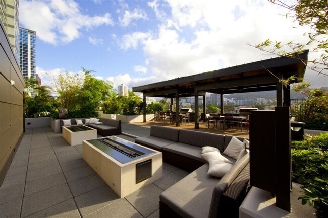 Building Photo - Luxurious Condo with Mountain Views