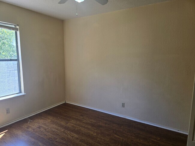 Building Photo - 9403 Kempler Dr