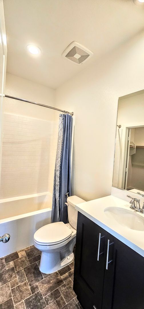 Building Photo - Gorgeous 4 Bedroom 4Bath Home With Solar a...