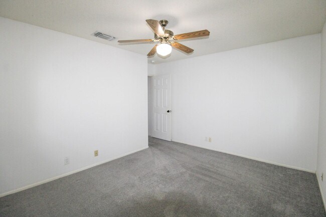 Building Photo - 14018 N Hills Village Dr