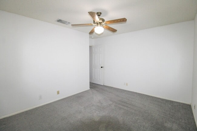 Building Photo - ************Move In Special- 2 WEEKS FREE Off 1st FULL MONTH************