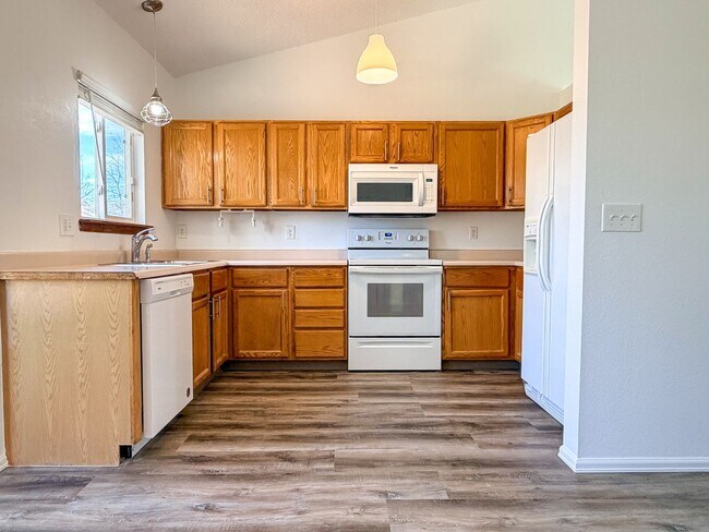 Building Photo - Single-Family Home in Littleton!