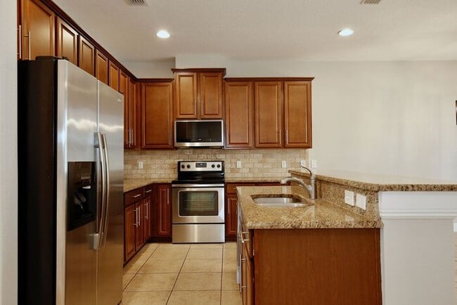 Building Photo - Beautiful 3/2.5 Spacious Townhome with a Private Courtyard and a 2 Car Garage in the Desirable Sa...