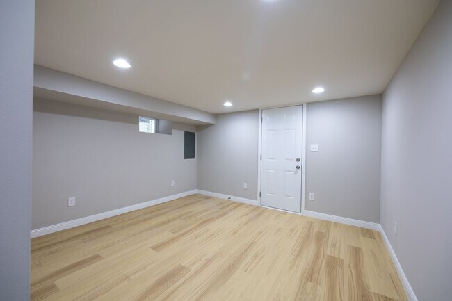 Building Photo - 5544 N Lawrence St