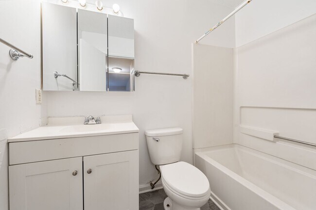Building Photo - Two bedroom updated paint, carpet washer/dryer included in unit - Immediate Move In