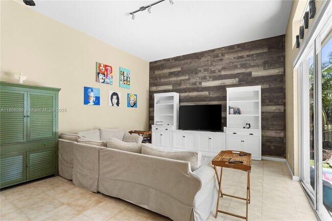 Building Photo - 3815 Oak Ridge Cir