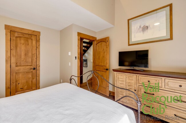 Building Photo - Annual Lease - 3BR, 3BA 3-level Townhome w...