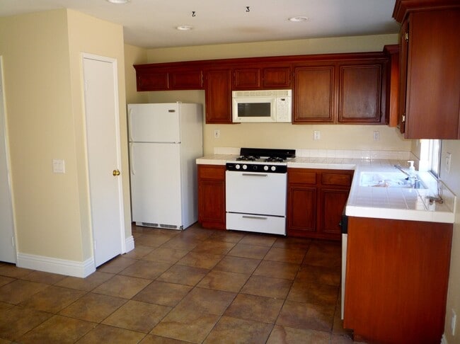 Building Photo - Two-story home in Eastlake