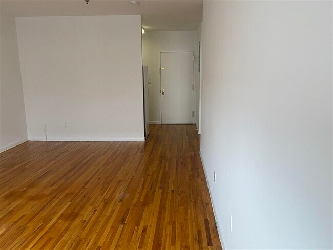 Building Photo - 204 Grand St