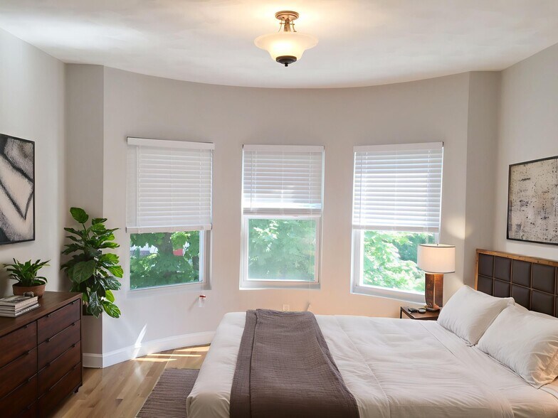 Building Photo - 1433 Cambridge St