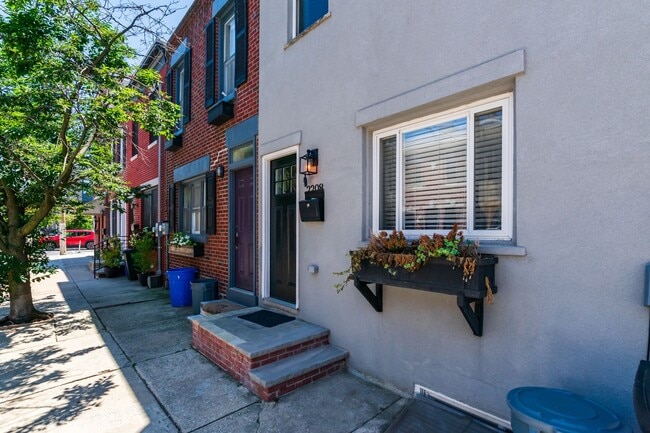 Building Photo - Three Bedroom Graduate Hospital Townhome