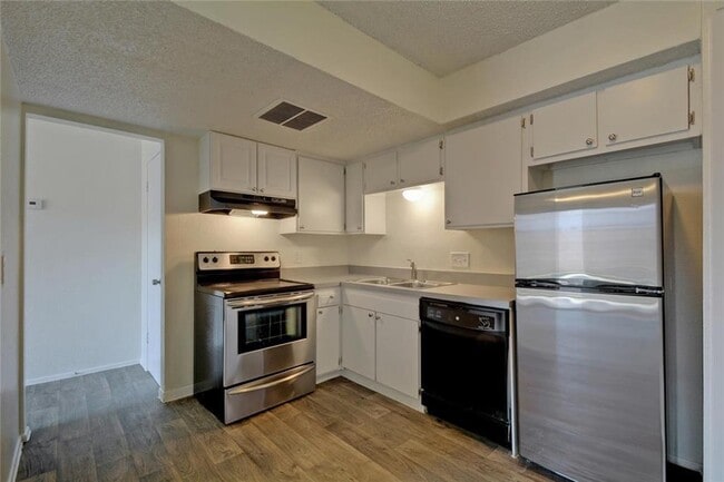 Building Photo - 1825 Wooten Park Dr