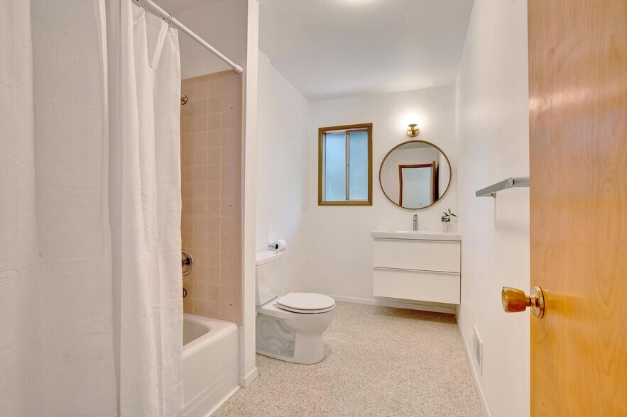 Bathroom - 1931 Mapleleaf Ct