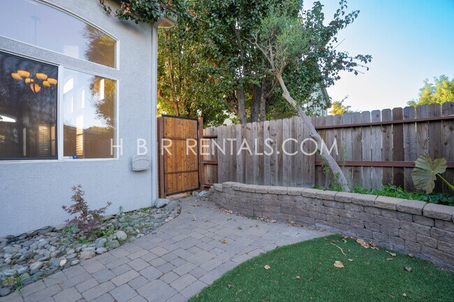 Building Photo - 422 Meyenberg Ave