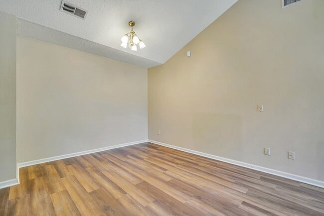 Building Photo - 1501 Woodcrest Cir