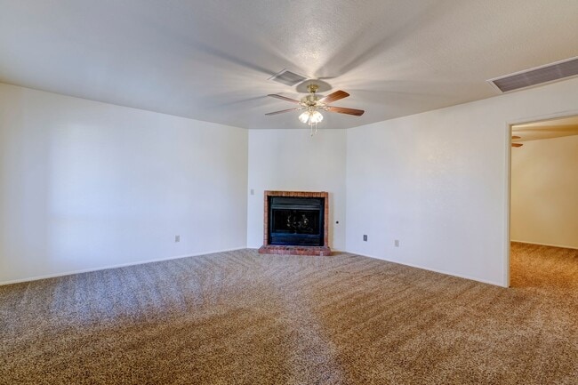 Building Photo - Condo in Montana Villas!