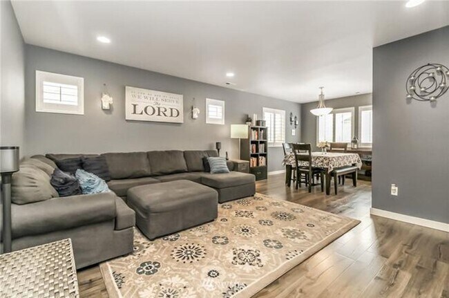 Building Photo - Beautiful Snoqualmie home available for mo...