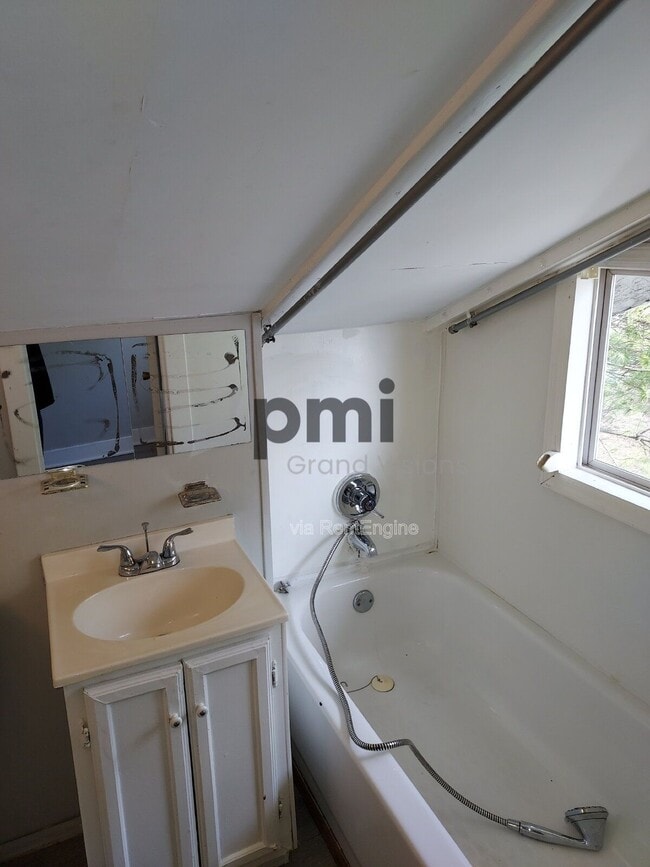 Building Photo - 1920 E Wood St