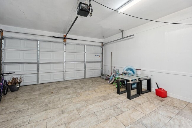 Building Photo - Move-In Ready 4 bedroom, 3 bathroom Home i...