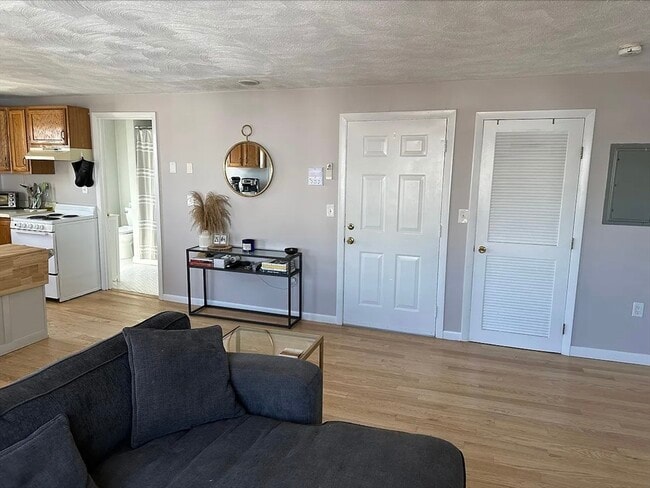 Building Photo - 314 E 8th St