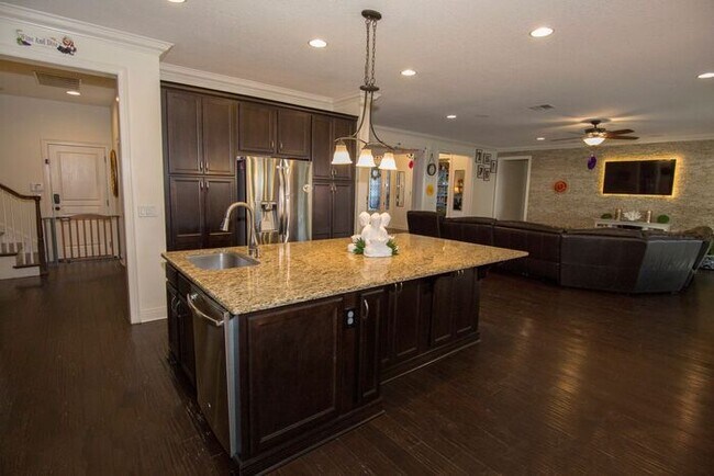 Building Photo - Beautiful 4 Bedroom/4 Bath in Belle Isle w...
