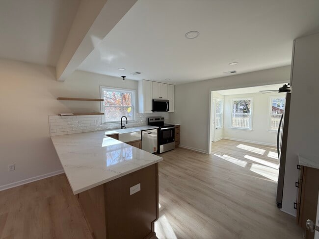 Brand new kitchen with brand new appliances and breakfast bar. - 113 Catoctin Cir NE