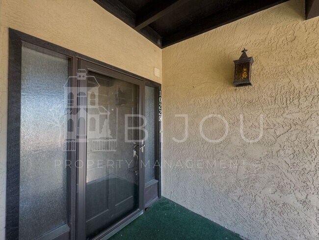 Building Photo - Westside Condo w/ Amazing Views