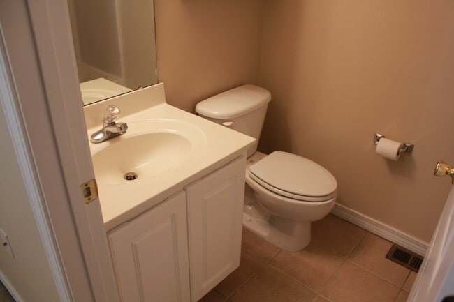 Building Photo - 976 Scenic Oak Ln