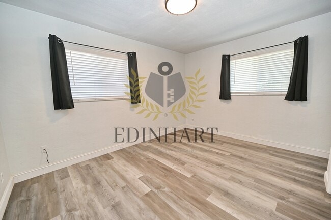 Building Photo - 5568 N Millbrook Ave