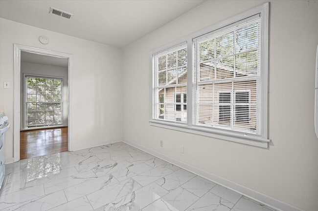 Building Photo - CHARMING MIDTOWN COTTAGE with Updated Kitchen