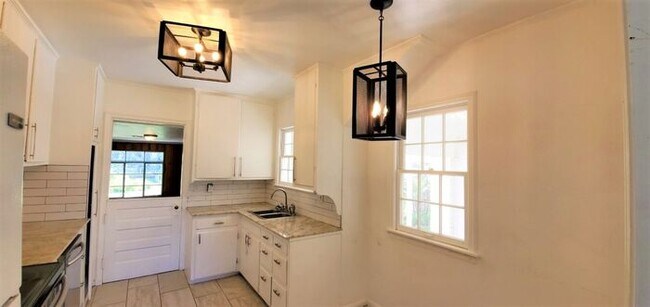 Building Photo - 3 Bed 1.5 Bath 2 car garage in Nichol's Hills Addition NW OKC