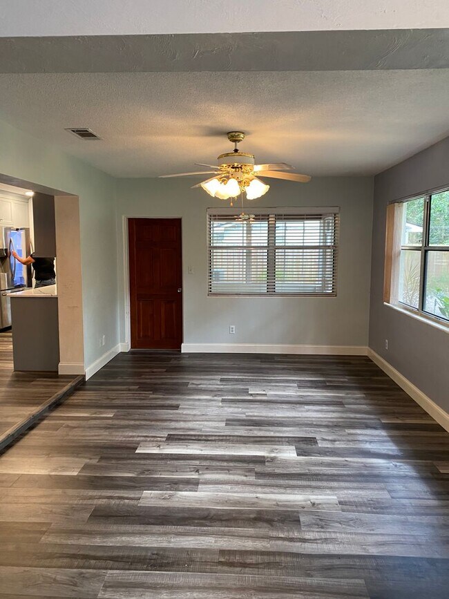 Building Photo - 3/2 Home In Downtown/Conway Area! Zoned fo...